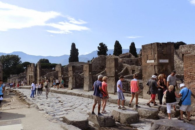2 hours Pompeii Tour with Local Historian - Ticket Included - The Hall of Mysteries and extra expectations