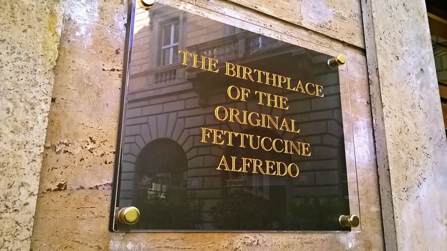 Alfredo alla Scrofa Restaurant in Rome: Eat Like a Star - Service, atmosphere, and the pace of the meal