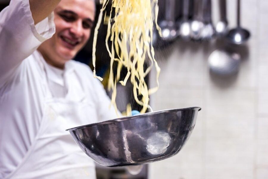 Alfredo alla Scrofa Restaurant in Rome: Eat Like a Star - Location and timing in Rome’s old center
