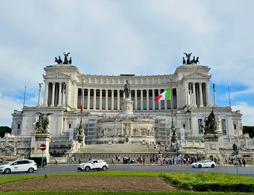 Alternative Walking Tour of Rome's City Center & Hidden Gems - The guides and the importance of group size