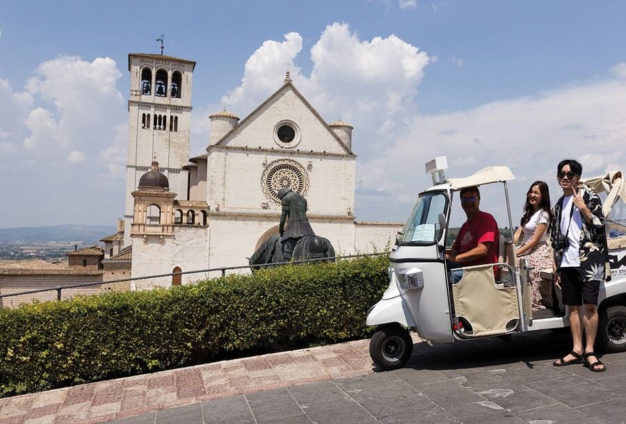 Assisi: Panoramic Tuk Tuk Tour - Piazza del Comune and the Temple of Minerva