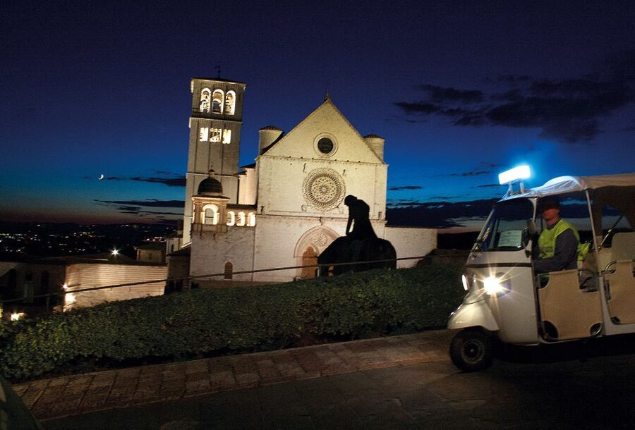 Assisi: Panoramic Tuk Tuk Tour - San Rufino and Piazza Vescovado