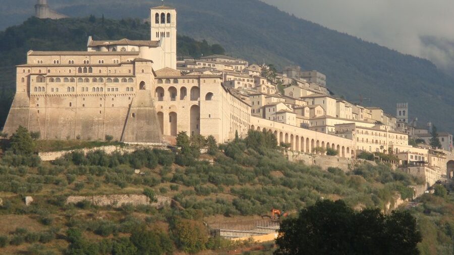 Assisi: Private Walking Tour with St. Francis Basilica - Piazza del Comune and the ancient Temple of Minerva