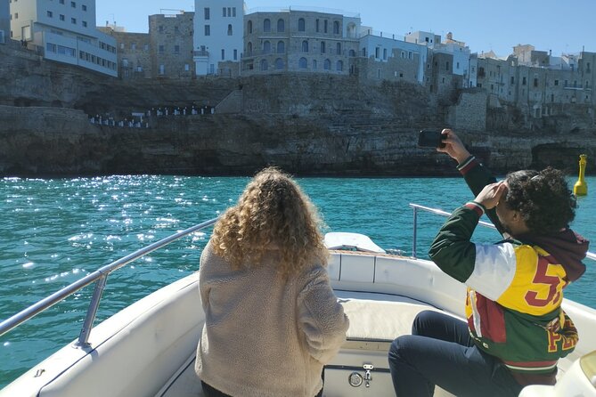 Boat trip to the Polignano a Mare caves - Why the coast looks different from a boat