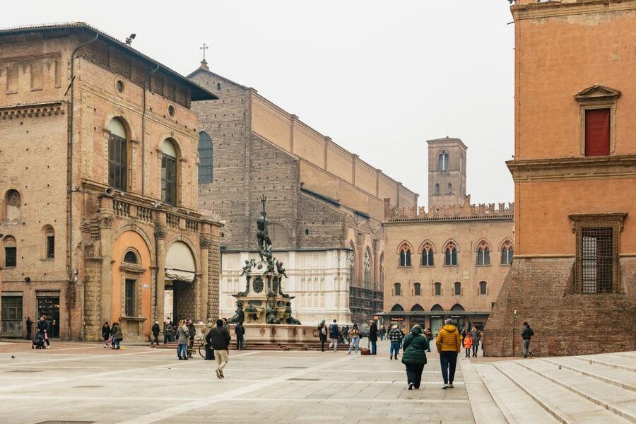 Bologna: City Center Walking Tour - Pace, headphones, and group size