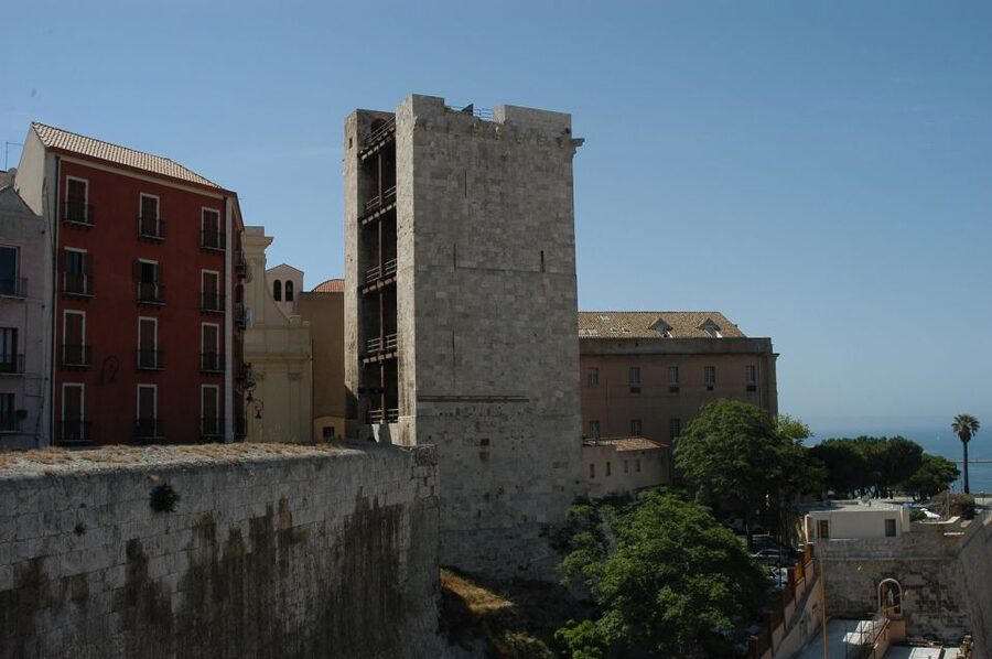 Cagliari: Walking Tour of the Old City - Walking the narrow lanes of Castello