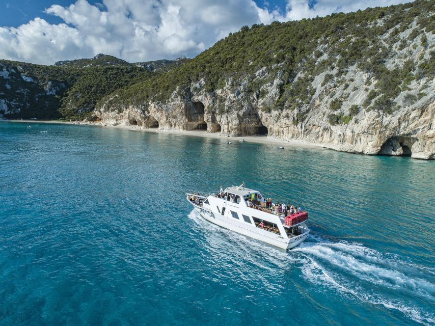 Cala Gonone:Cruise in the Gulf of Orosei with Cala Goloritzé - Cala Goloritzè is a photo stop, not a swim stop