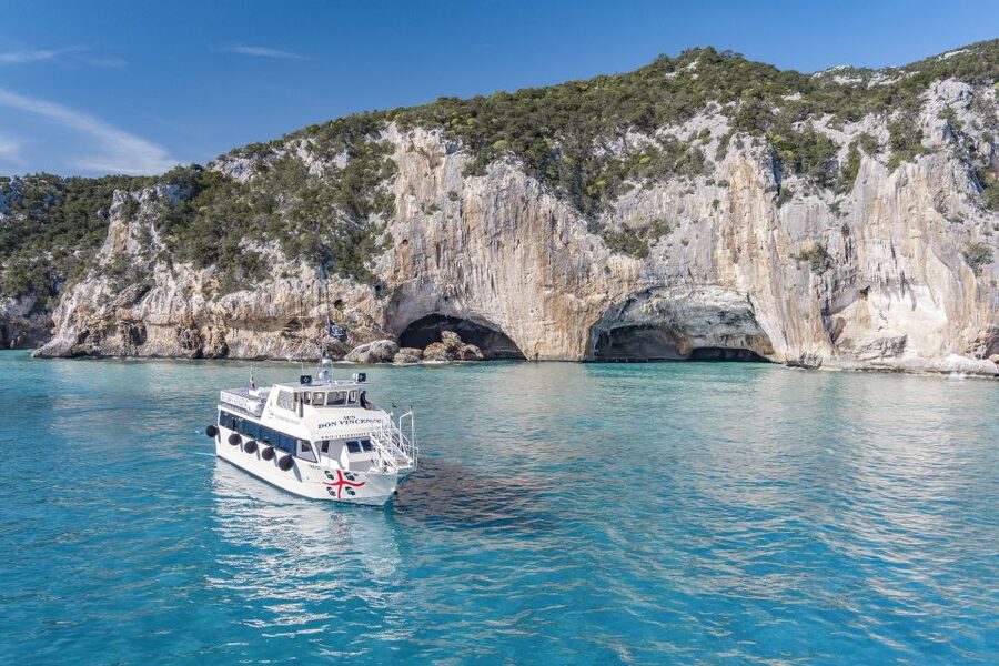 Cala Gonone: Grotta del Bue Marino and Cala Luna Boat Tour - What the four-hour route feels like