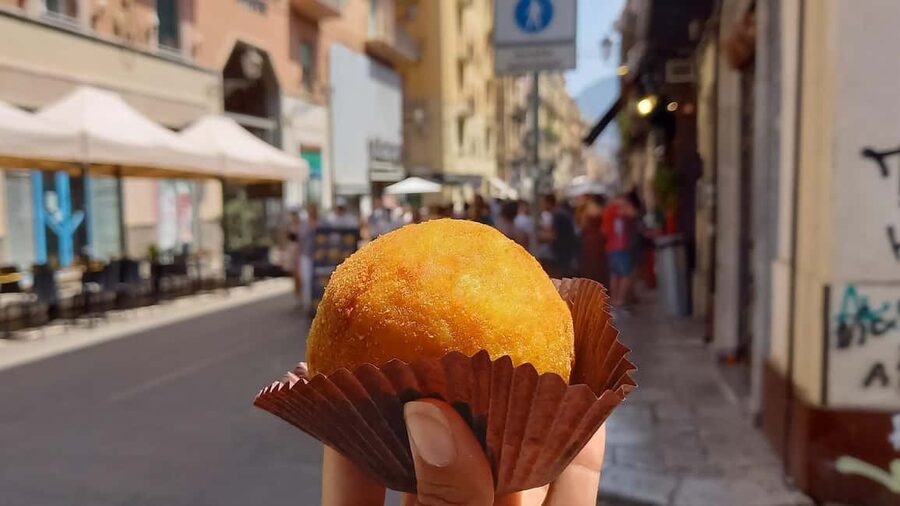 Catania: Street Food Guided Walking Tour - Piazza dell’Università and the city between bites