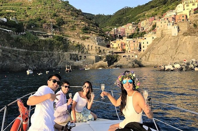 Cinque Terre Sunset Tour by Boat - Drinks, snacks, and the hospitality question