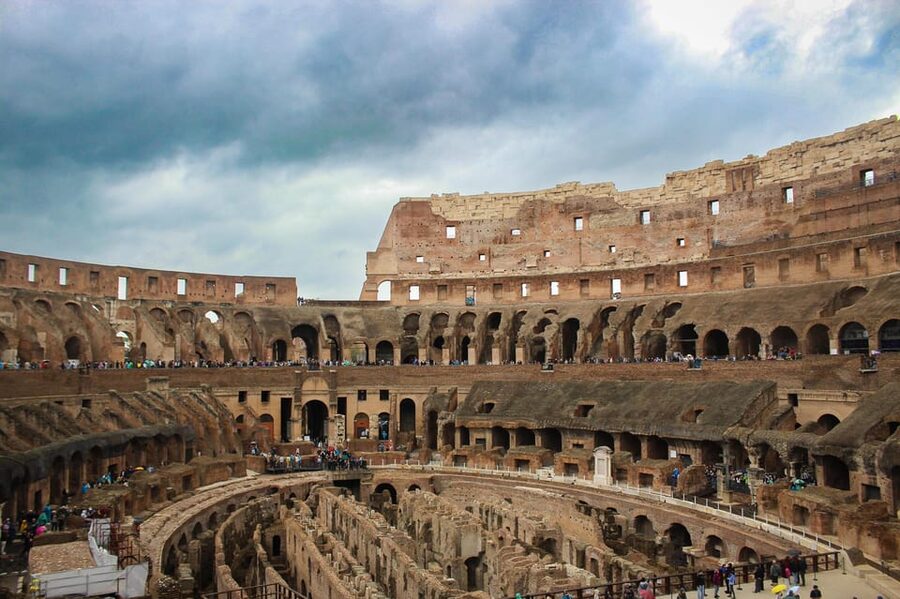 Colosseum Entry with digital audioguide and arena option - Finding the host by the Arch of Constantine