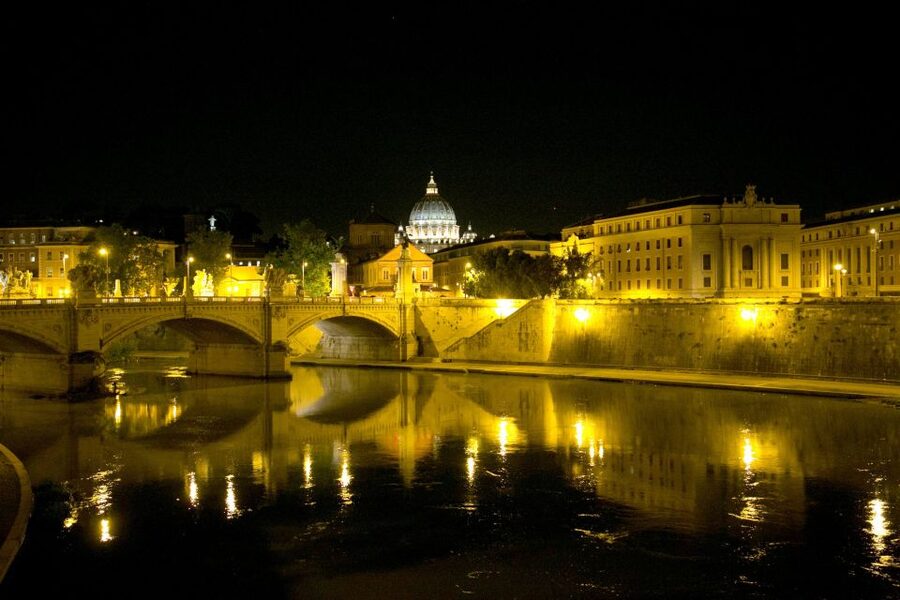 Dark Heart of Rome - Facts, Legend & Mystery Walking Tour - Corso Vittorio Emanuele II and details you might miss