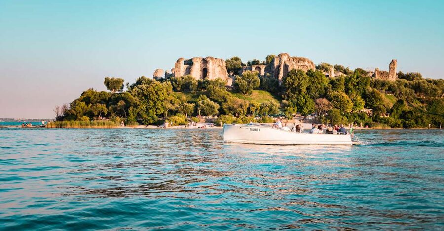 Desenzano del Garda: Sunset Boat Trip at Sunset with Drink - Prosecco, music, and the mood on board