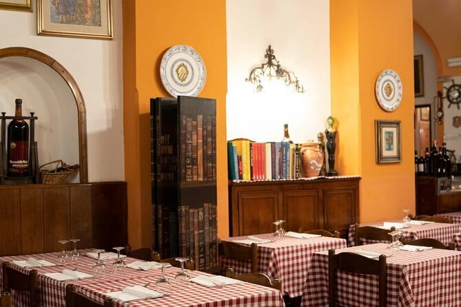 Dinner and Concert with "Three Tenors": A Real Italian Experience - Walking to Santo Stefano al Ponte
