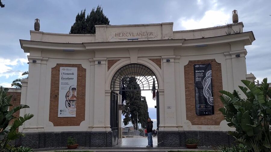 Ercolano: Herculaneum Skip-the-Line Ticket & Audio Guide - Walking the ancient alleys