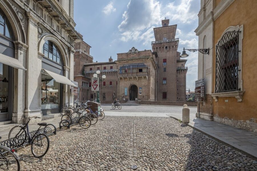 Ferrara: City Highlights Walking Tour with Local Guide - Beginning in the Courtyard of Estense Castle