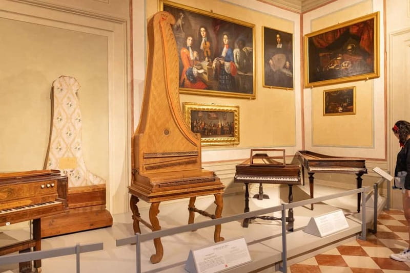 Florence: Accademia Gallery Skip-the-Line Guided Tour - Inside the Accademia, a one-hour route