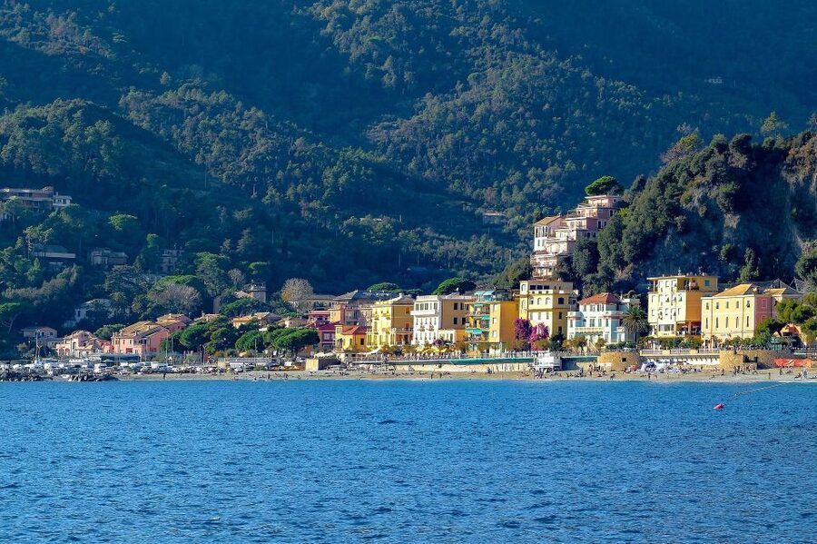 Florence: Cinque Terre Day Trip with Optional Street Food - Manarola: colorful houses above the sea