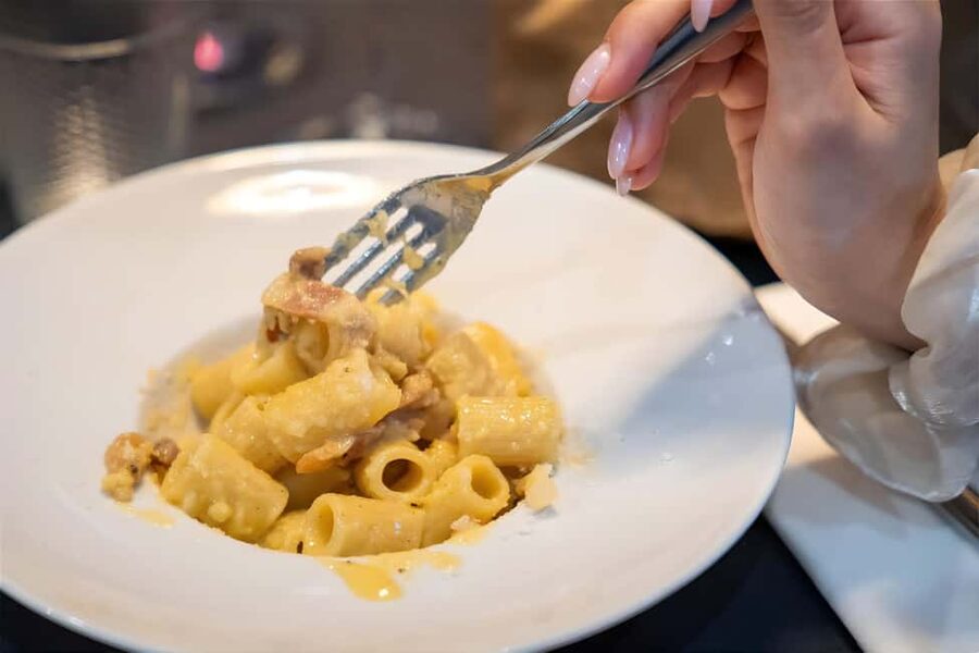 Florence: Flavours of Tuscany Food Tour - The guides bring the route to life