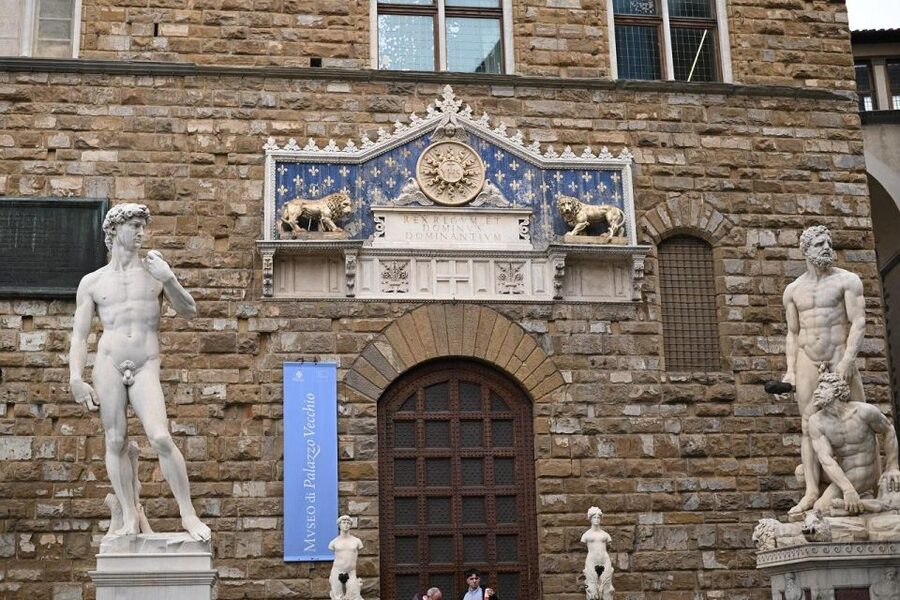 Florence: Guided Tour of Medici Family Secrets and Chapels - Piazza della Signoria and the Medici takeover