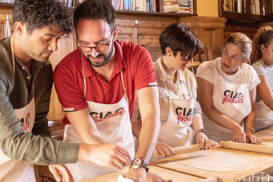Florence: Pizza and Gelato Experience with Unlimited Wine - Choosing toppings for your own pizza