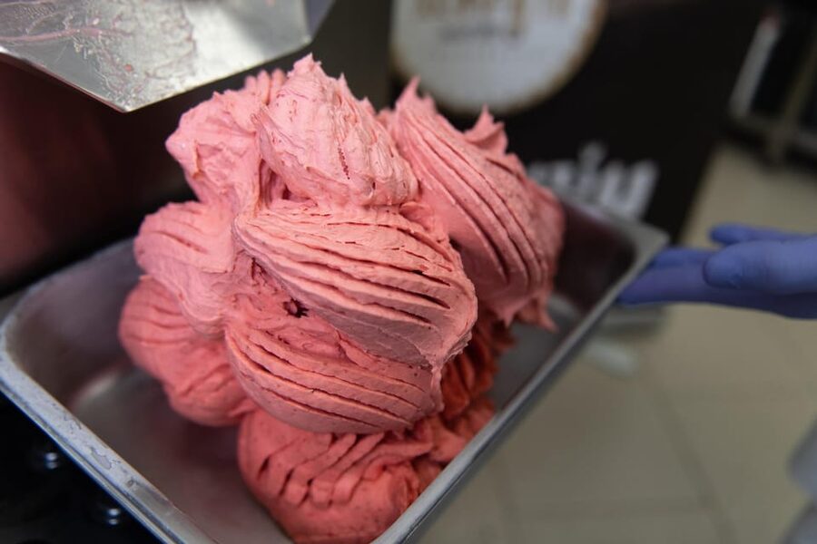 Florence: Pizza and Gelato Experience with Unlimited Wine - Preparing gelato while the dough rests