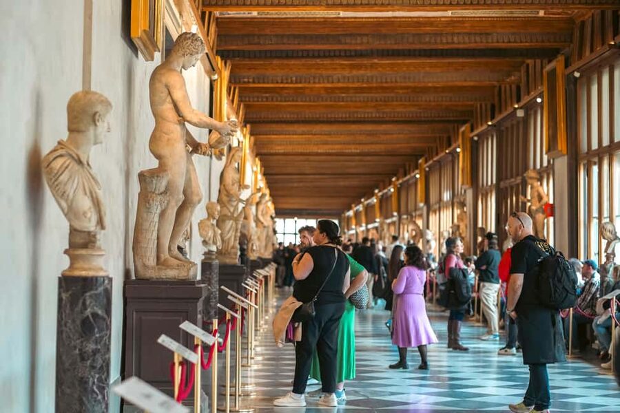 Florence: Uffizi Gallery Reserved-Entry VIP Tour - Meeting at Leonardo’s statue