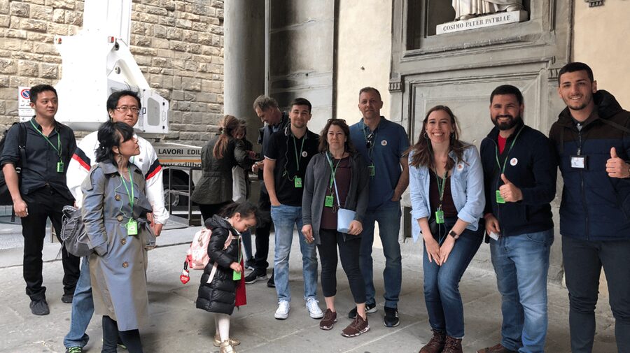 Florence: Uffizi Gallery Small Group Guided Tour - Meeting at Leonardo da Vinci’s statue