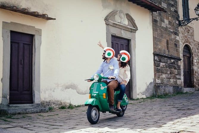 Florence Vespa Tour: Tuscan Hills and Italian Cuisine - Meeting in Florence and getting to the garage