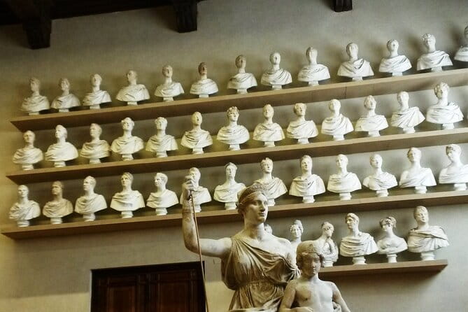 Florence Walking Tour with Accademia, Uffizi & Lunch - A quick walk through Medici Florence
