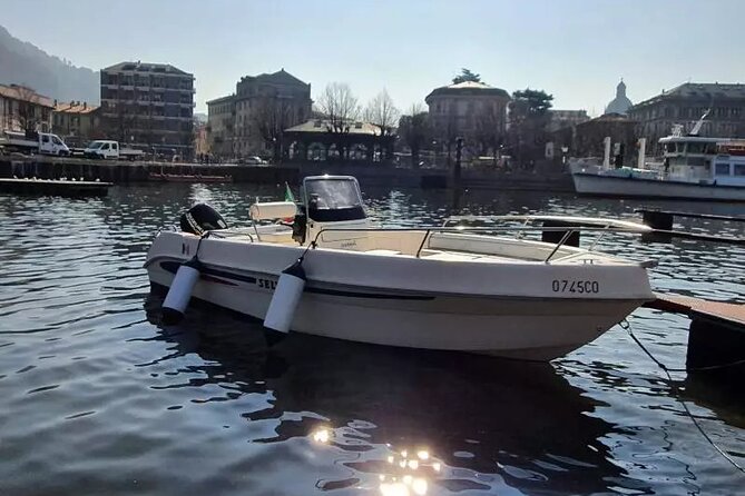 From 1H to 4H License Free Boat Rental 40cv Lake Como - Taking the wheel from Como