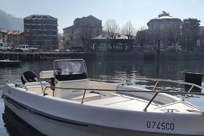 From 1H to 4H License Free Boat Rental 40cv Lake Como - How easy is the boat for a first-time driver?