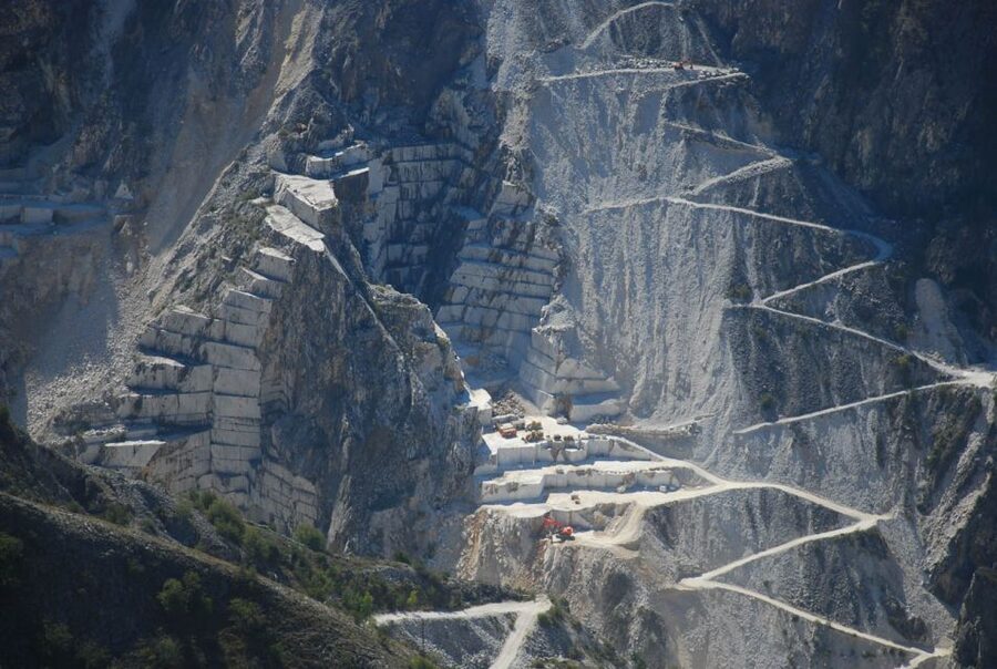 From Carrara: Marble Quarries Jeep Tour with Lardo Tasting - Meeting in Carrara and climbing toward the quarries
