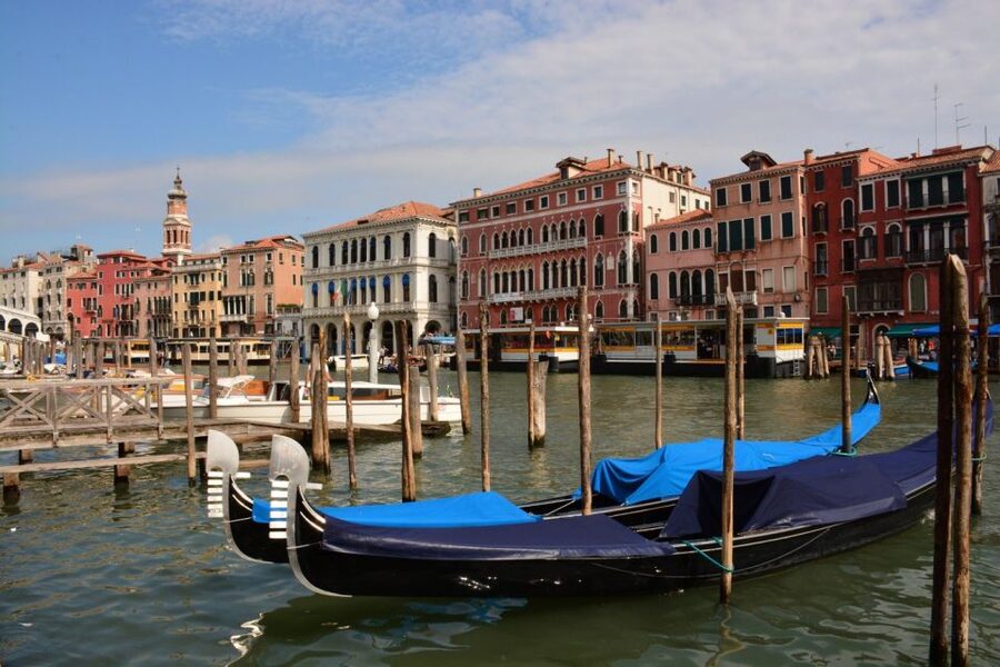 From Lake Garda: Full-Day Guided Group Tour of Venice - Three and a half hours to make Venice your own