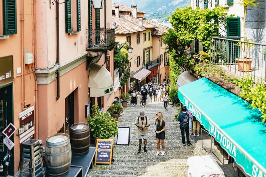 From Milan: Lake Como Cruise with Visits to Como & Bellagio - What the guides add to a large-group day