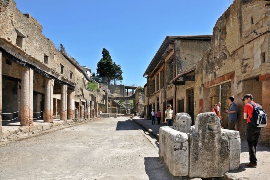 From Naples: Pompeii and Herculaneum Tour with Lunch - Why seeing both cities in one day makes sense