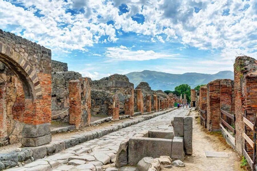 From Naples: Ruins of Pompeii - Why a guide changes the ruins