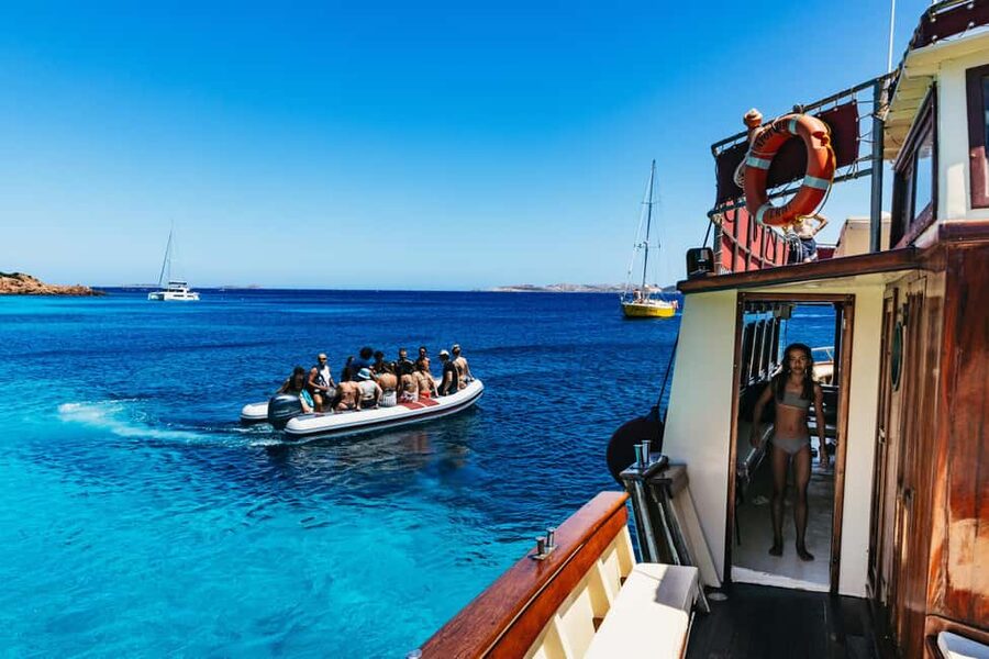 From Palau/La Maddal: Boat Tour of La Maddalena Archipelago - Food, comfort, and the practical side of a wet boat