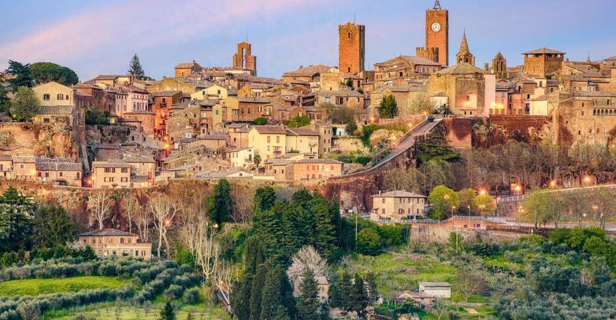 From Rome: Bagnoregio & Orvieto Day Trip with Wines & Lunch - Orvieto and its cathedral in a short window