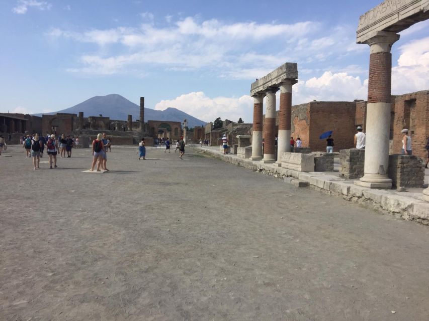 From Rome: Pompeii All-Inclusive Tour with Live Guide - Two hours inside a very large site