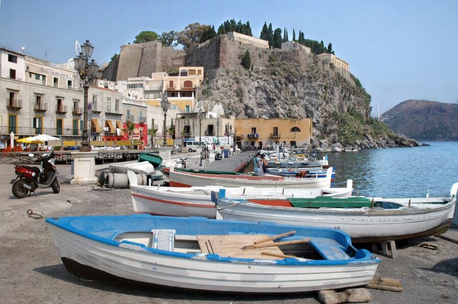 From Taormina: Lipari and Vulcano Mini Cruise Aeolian Tour - Vulcano and its black beach