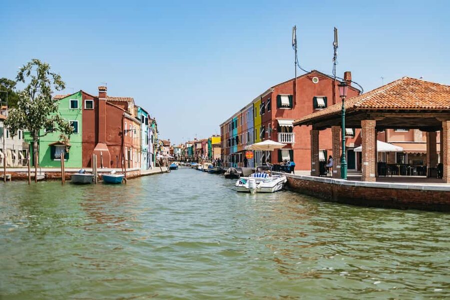 From Venice: Murano & Burano Guided Tour by Private Boat - The guides make a real difference