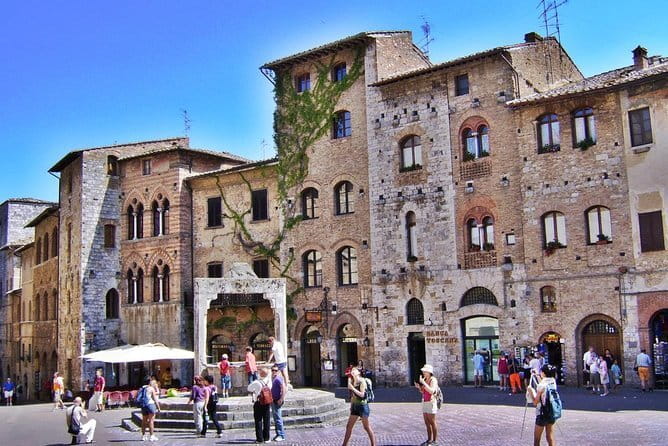 Full Day Tour to Val d'Orcia and Gladiator's Fields with Wines - The coach, group size, and pace