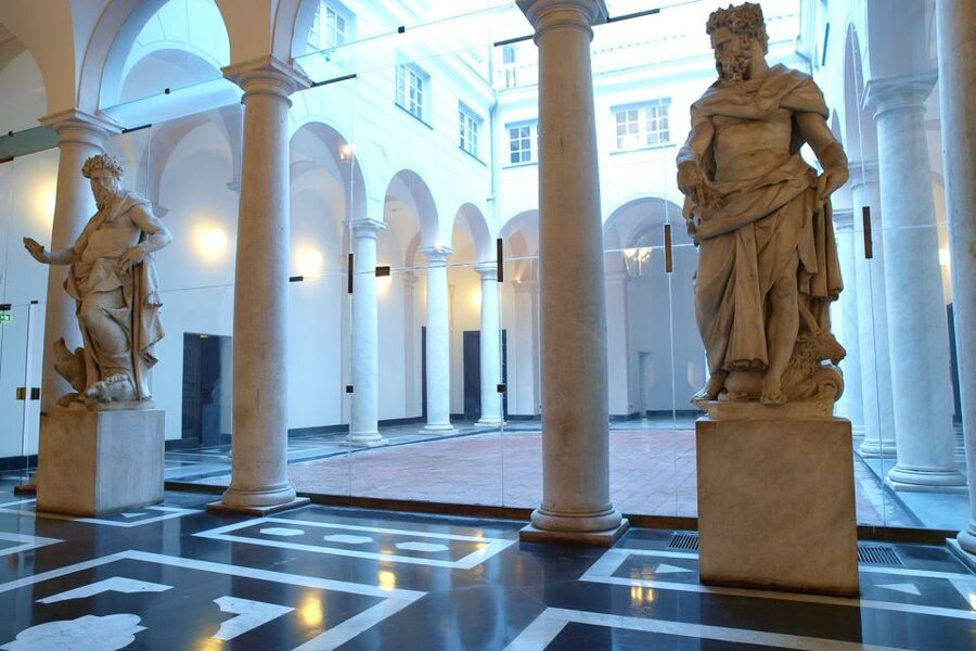 Genoa: 2-Hour Guided Walking Tour of the Historical Center - Entering the caruggi