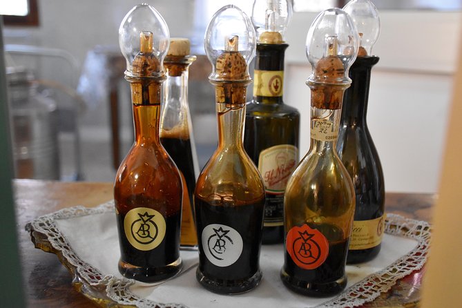 Guided group tour TastyBus: Parmesan Cheese and Parma Ham - The half-day option ends with ham