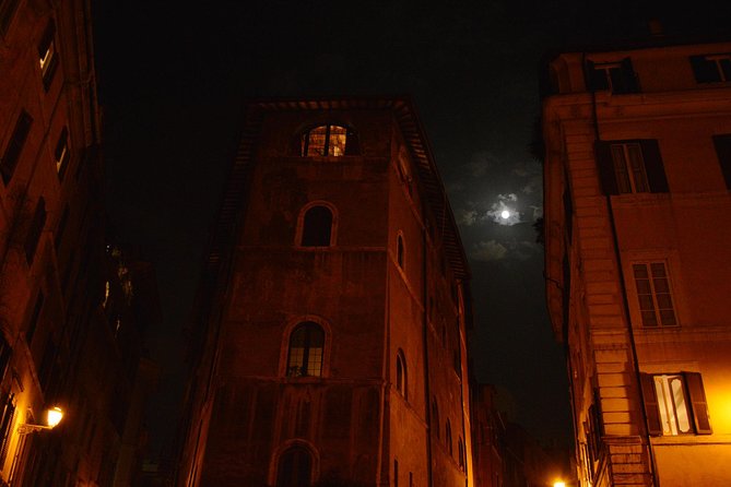 Haunted Rome Ghost Tour - The Original - Trying the dowsing rods