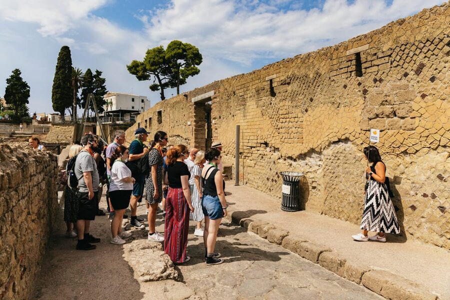 Herculaneum: Skip-the-Line Guided Tour with Archaeologist - Why Herculaneum feels different from Pompeii