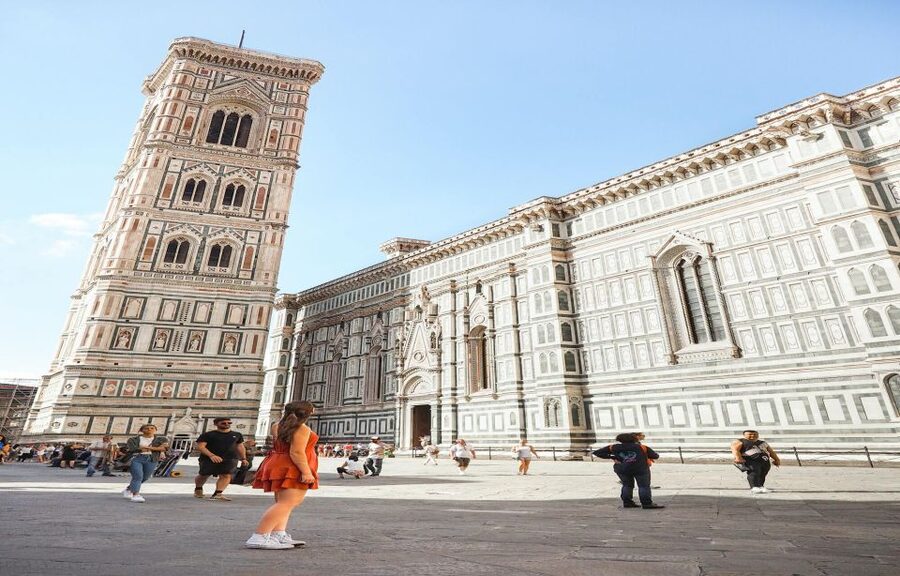 La Spezia: Florence, Pisa w/Leaning Tower & Accademia Option - Meeting your host outside La Spezia cruise terminal