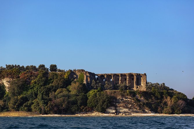 Lake Garda Mini Cruise: Sirmione Peninsula - Finding the harbor beside Scaligero Castle