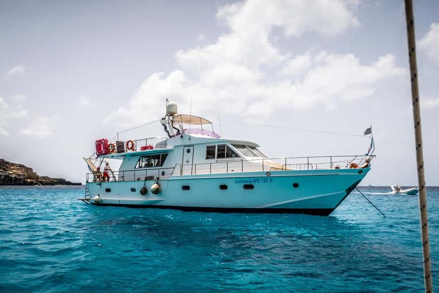 Lampedusa: Yacht excursion, swimming stops and typical lunch - Tabaccara Bay and the first swim